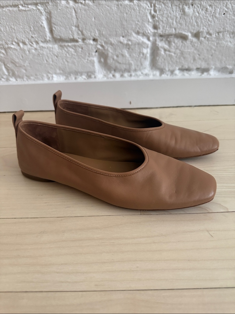 VINCE Size 8 Women's Classic Tan Leather Ballet Flats.